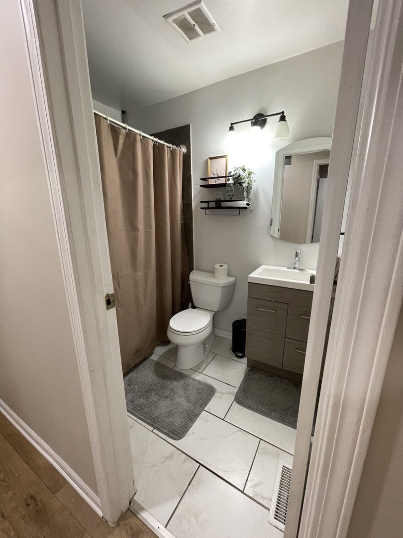 212 Hudson Court, #B, Bolingbrook, IL 60440