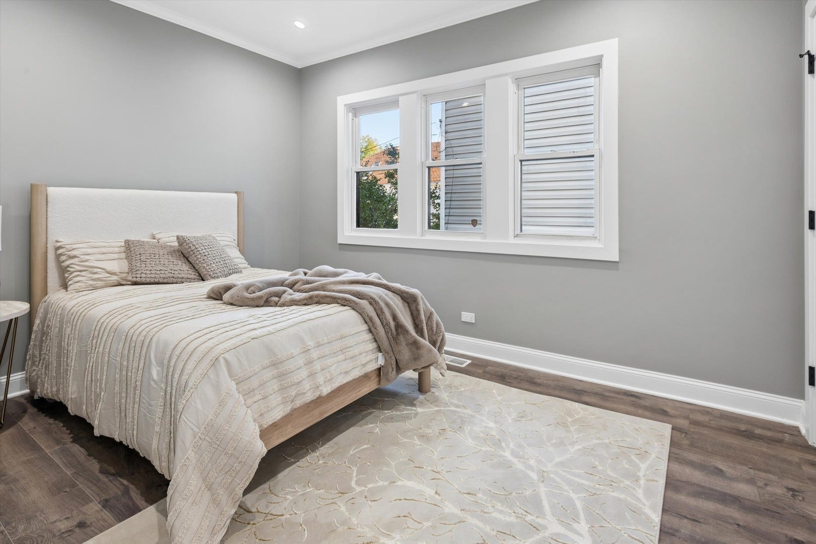 5152 W Warwick Avenue, Chicago, IL 60641 Main Floor Bedroom