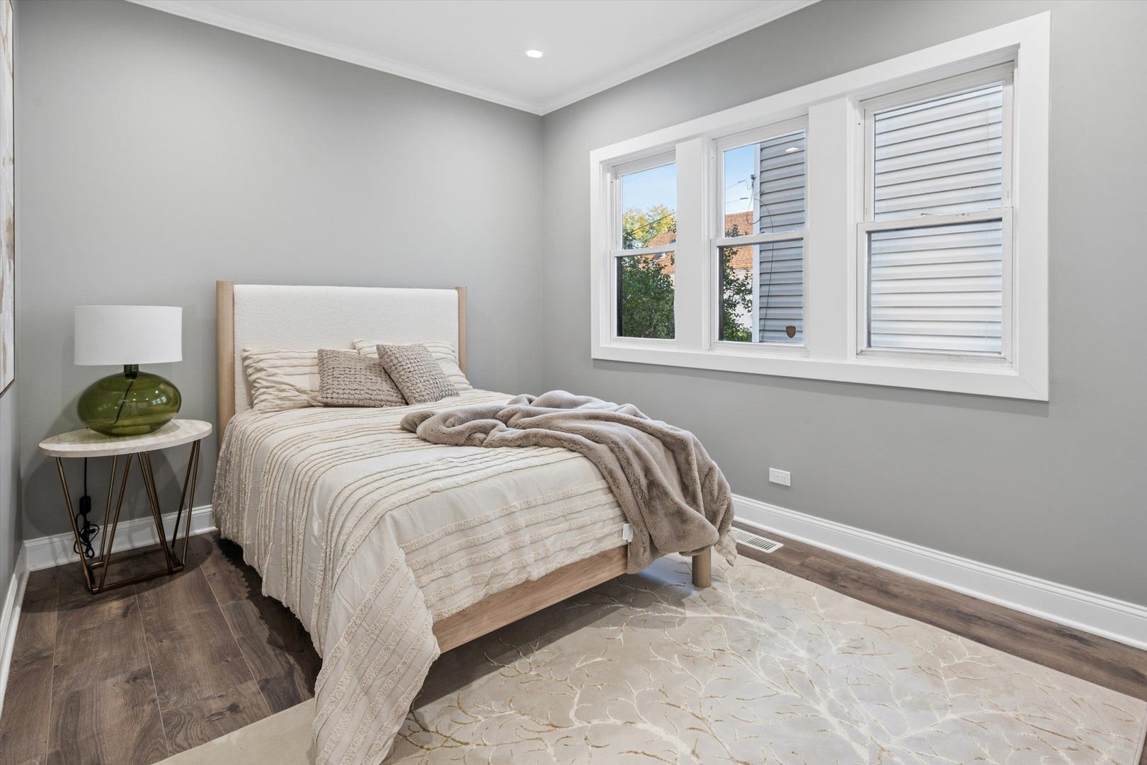 5152 W Warwick Avenue, Chicago, IL 60641 Main Floor Bedroom