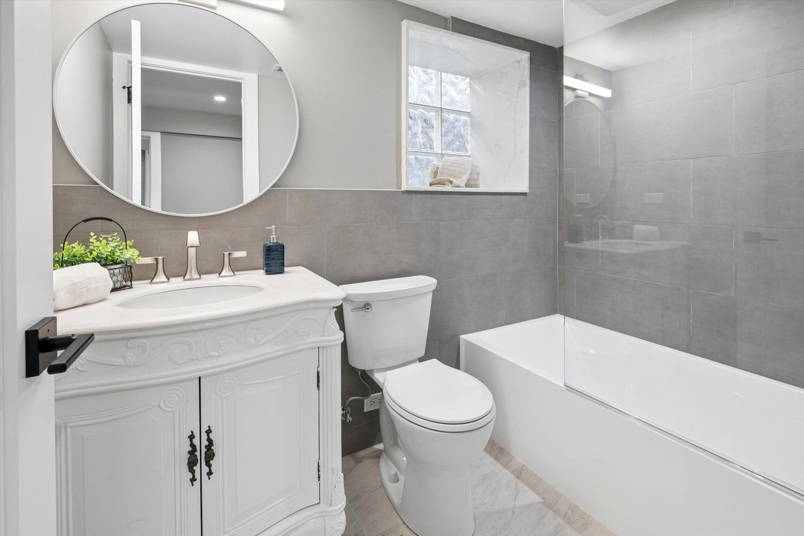 5152 W Warwick Avenue, Chicago, IL 60641 Lower Full Bathroom w/Tub