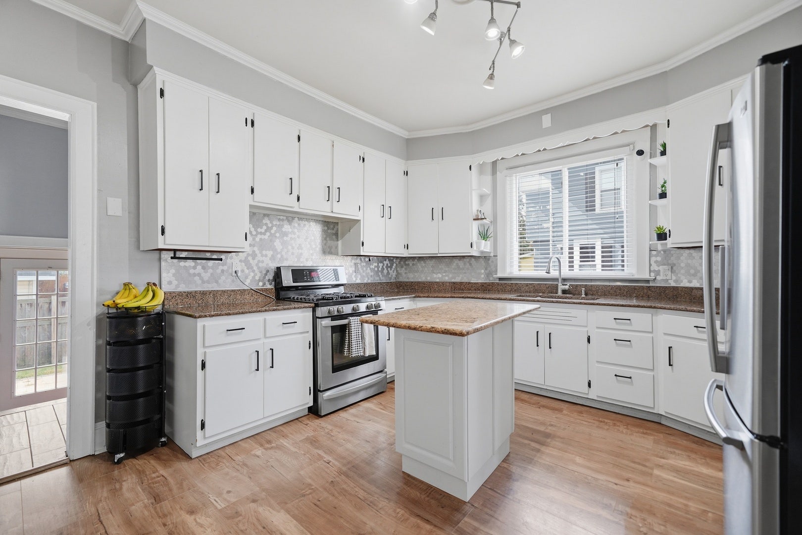 483 Barrett Street, Elgin, IL 60120 483 Barrett Street, Elgin, IL 60120