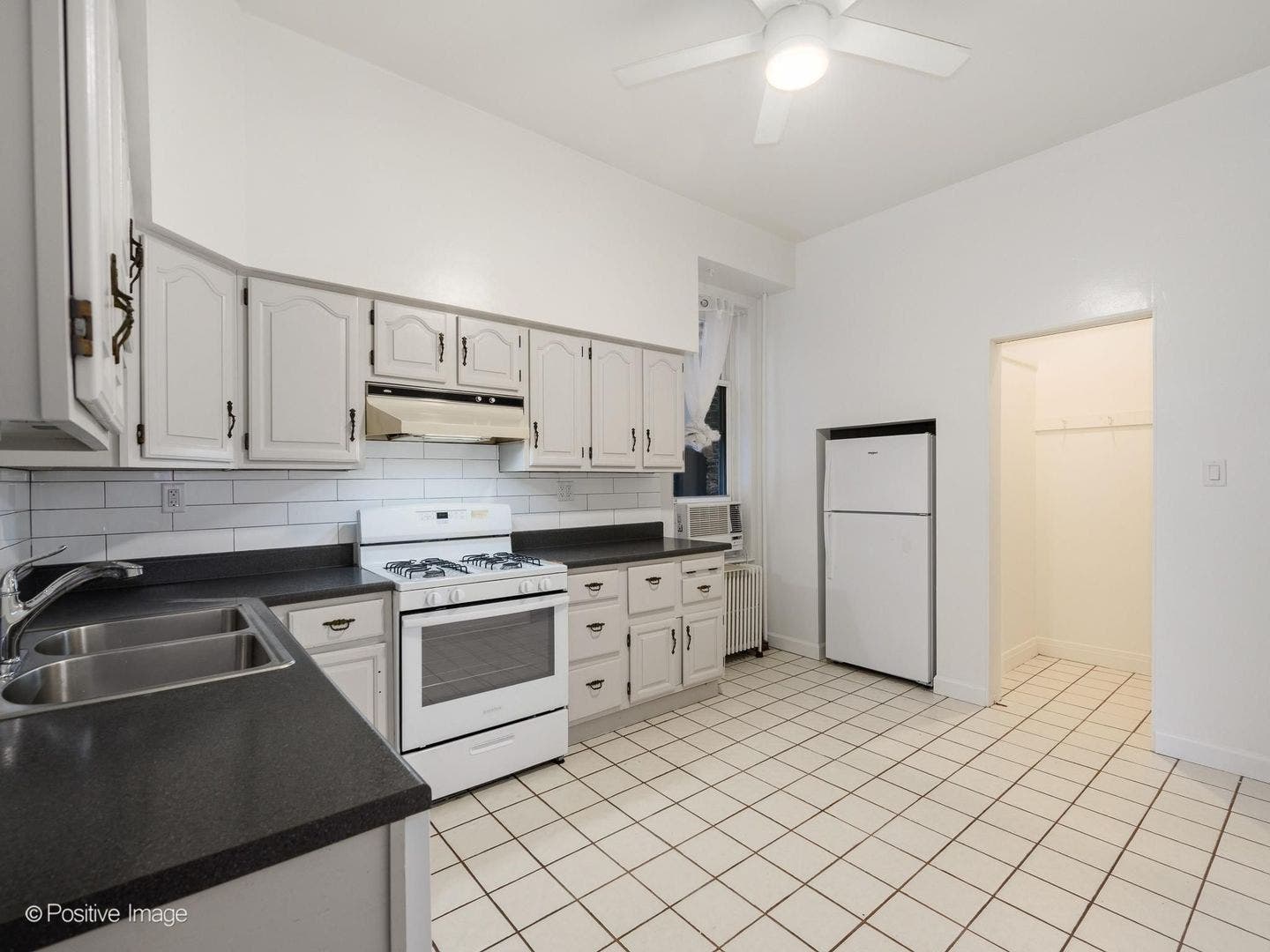 230 W Saint Paul Avenue, Chicago, IL 60614