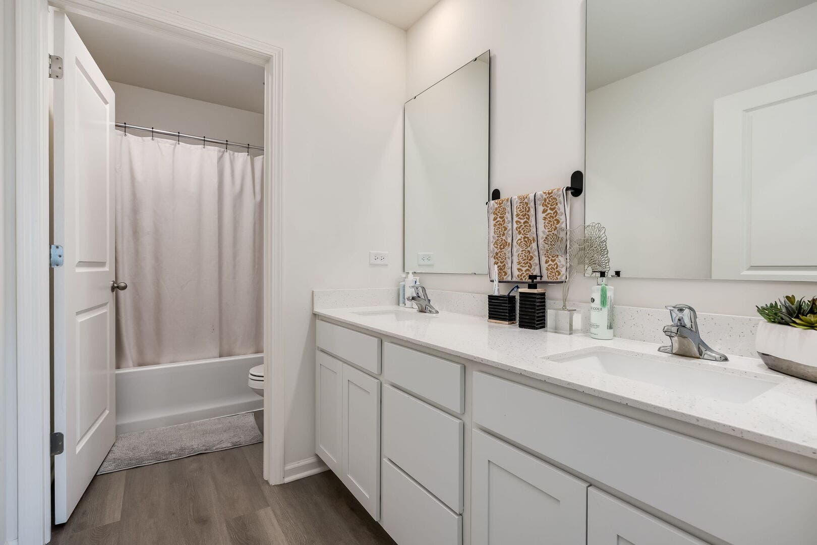 15000 W Oxford Lane, Manhattan, IL 60442 2nd FL Full Bath