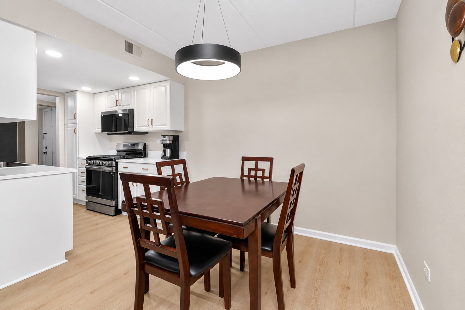 8020 Woodglen Lane, #202, Downers Grove, IL 60516 8020 Woodglen Lane, #202, Downers Grove, IL 60516