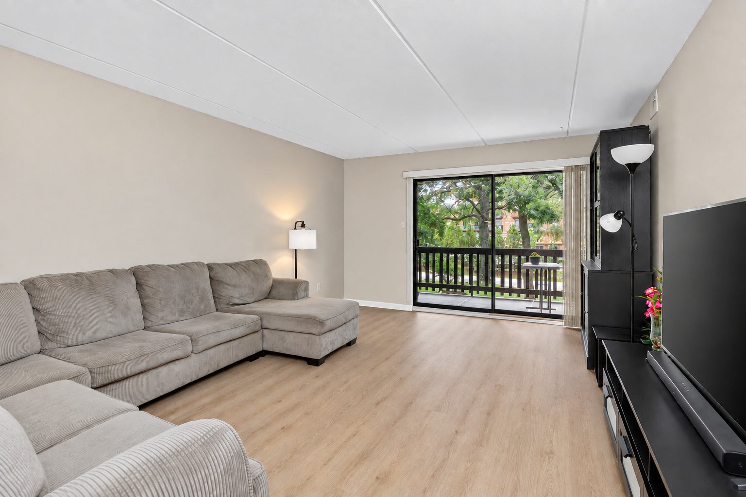8020 Woodglen Lane, #202, Downers Grove, IL 60516 8020 Woodglen Lane, #202, Downers Grove, IL 60516