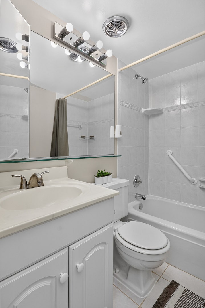 8020 Woodglen Lane, #202, Downers Grove, IL 60516 8020 Woodglen Lane, #202, Downers Grove, IL 60516