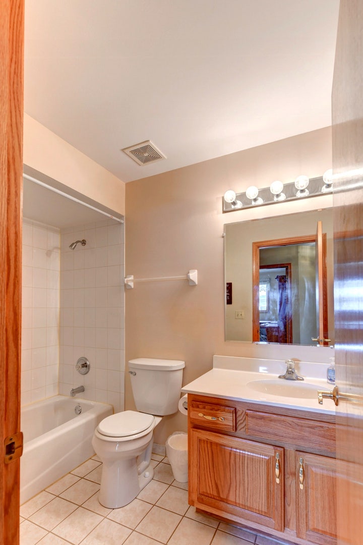8600 Henke Drive, Tinley Park, IL 60487 8600 Henke Drive, Tinley Park, IL 60487