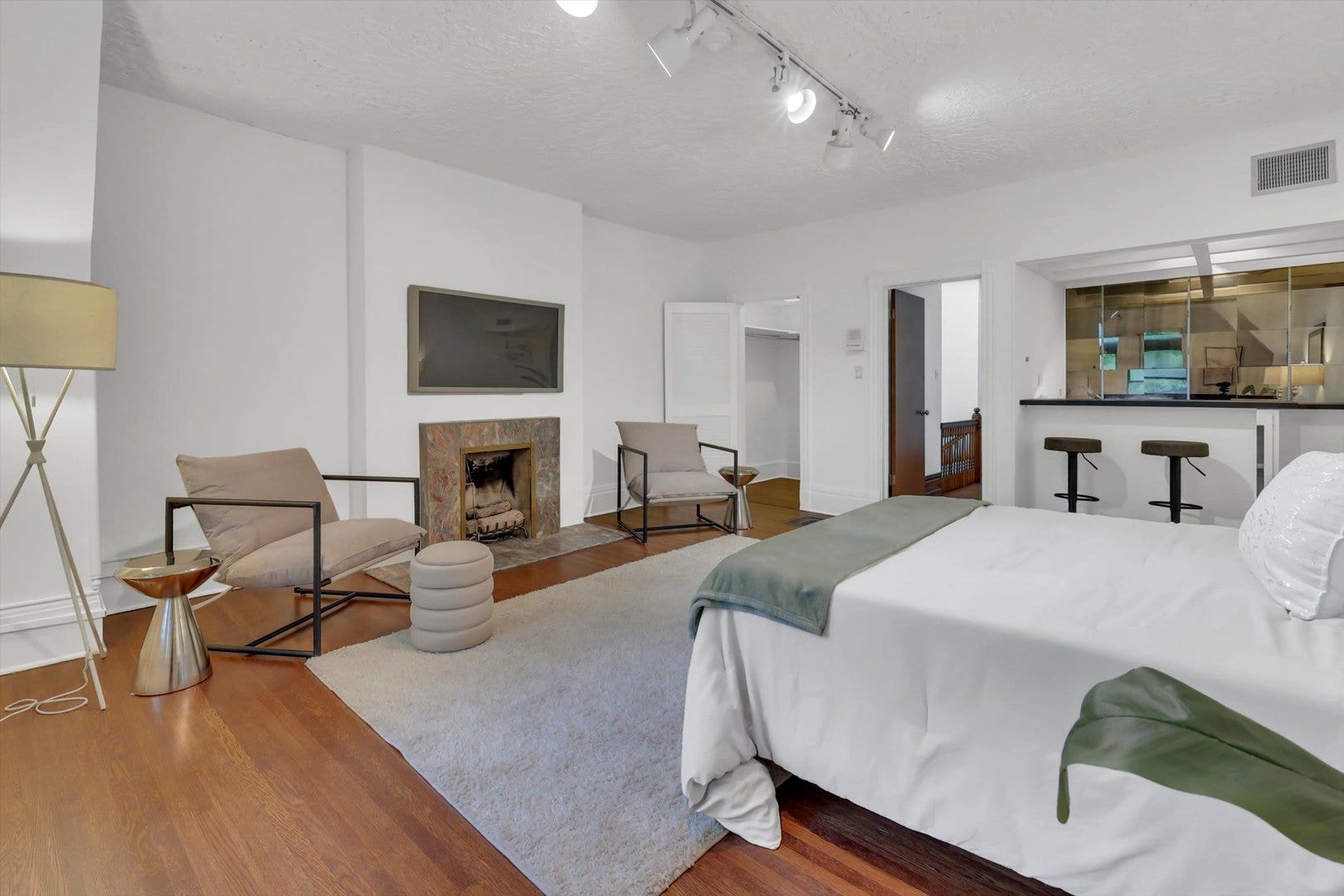 1034 N La Salle Drive, Chicago, IL 60610 1034 N La Salle Drive, Chicago, IL 60610