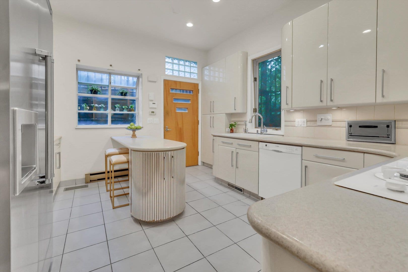 1034 N La Salle Drive, Chicago, IL 60610 1034 N La Salle Drive, Chicago, IL 60610