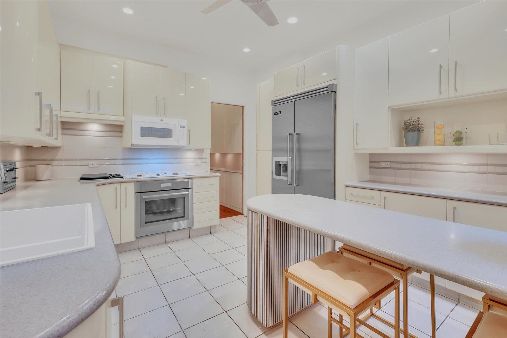 1034 N La Salle Drive, Chicago, IL 60610 1034 N La Salle Drive, Chicago, IL 60610
