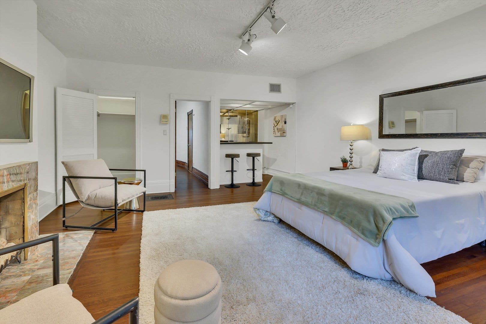 1034 N La Salle Drive, Chicago, IL 60610 1034 N La Salle Drive, Chicago, IL 60610