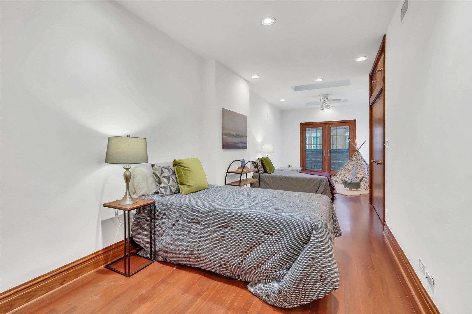 1034 N La Salle Drive, Chicago, IL 60610 1034 N La Salle Drive, Chicago, IL 60610