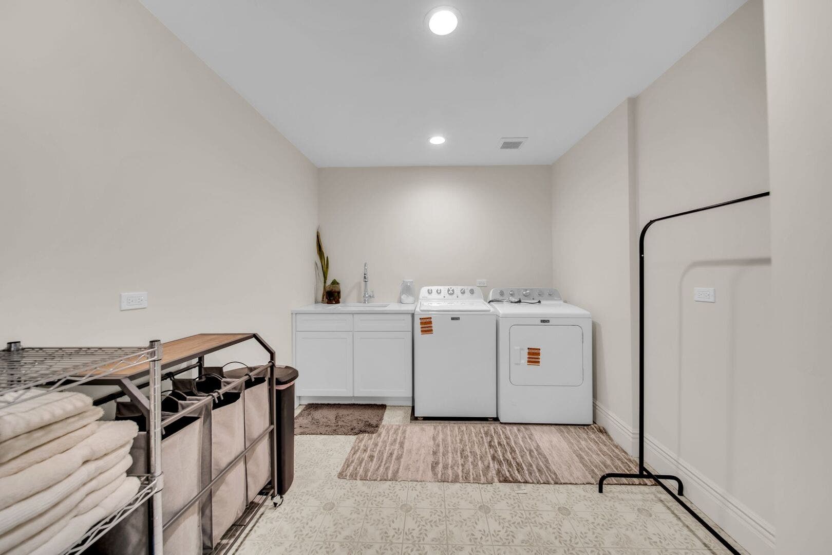 711 W Old Elm Road, Lake Forest, IL 60045 711 W Old Elm Road, Lake Forest, IL 60045