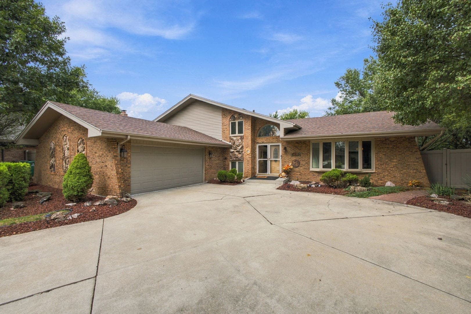 8040 Chippewa Trail, Tinley Park, IL 60477 8040 Chippewa Trail, Tinley Park, IL 60477