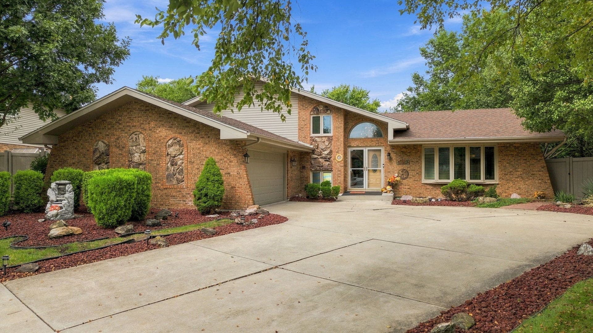 8040 Chippewa Trail, Tinley Park, IL 60477 8040 Chippewa Trail, Tinley Park, IL 60477