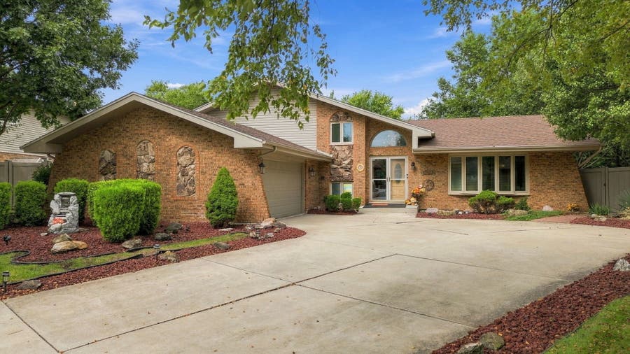 Property photo for 8040 Chippewa Trail, Tinley Park, IL