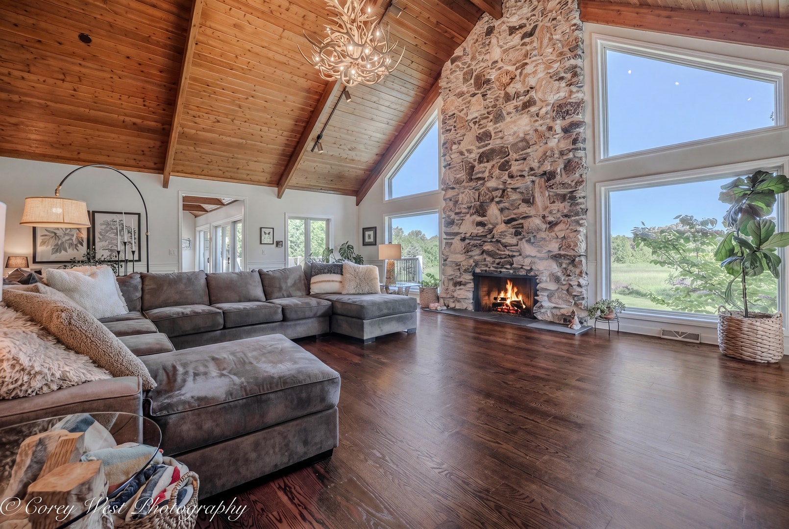 39W944 Deer Run Drive, St. Charles, IL 60175