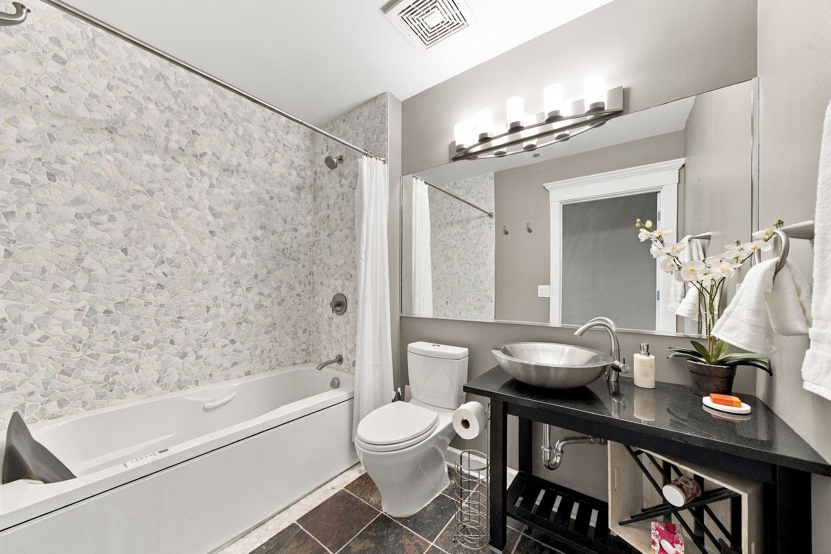1000 W ADAMS Street, #607, Chicago, IL 60607 1000 W ADAMS Street, #607, Chicago, IL 60607