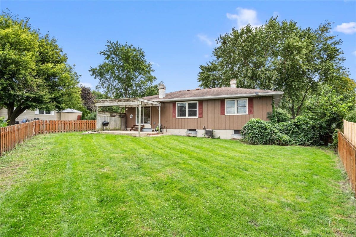830 Hiawatha Drive, Elgin, IL 60120 830 Hiawatha Drive, Elgin, IL 60120