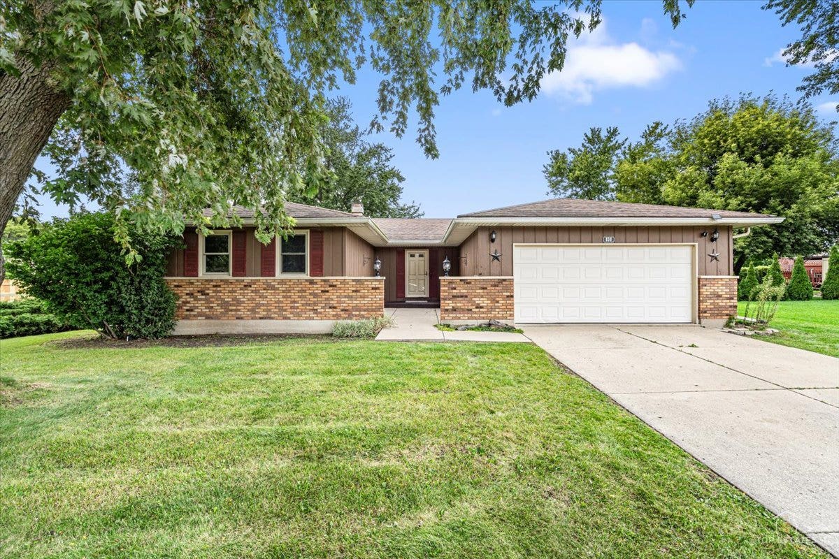 830 Hiawatha Drive, Elgin, IL 60120 830 Hiawatha Drive, Elgin, IL 60120