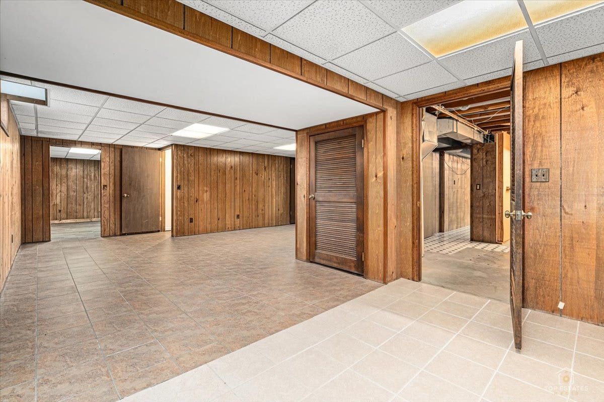 830 Hiawatha Drive, Elgin, IL 60120 830 Hiawatha Drive, Elgin, IL 60120