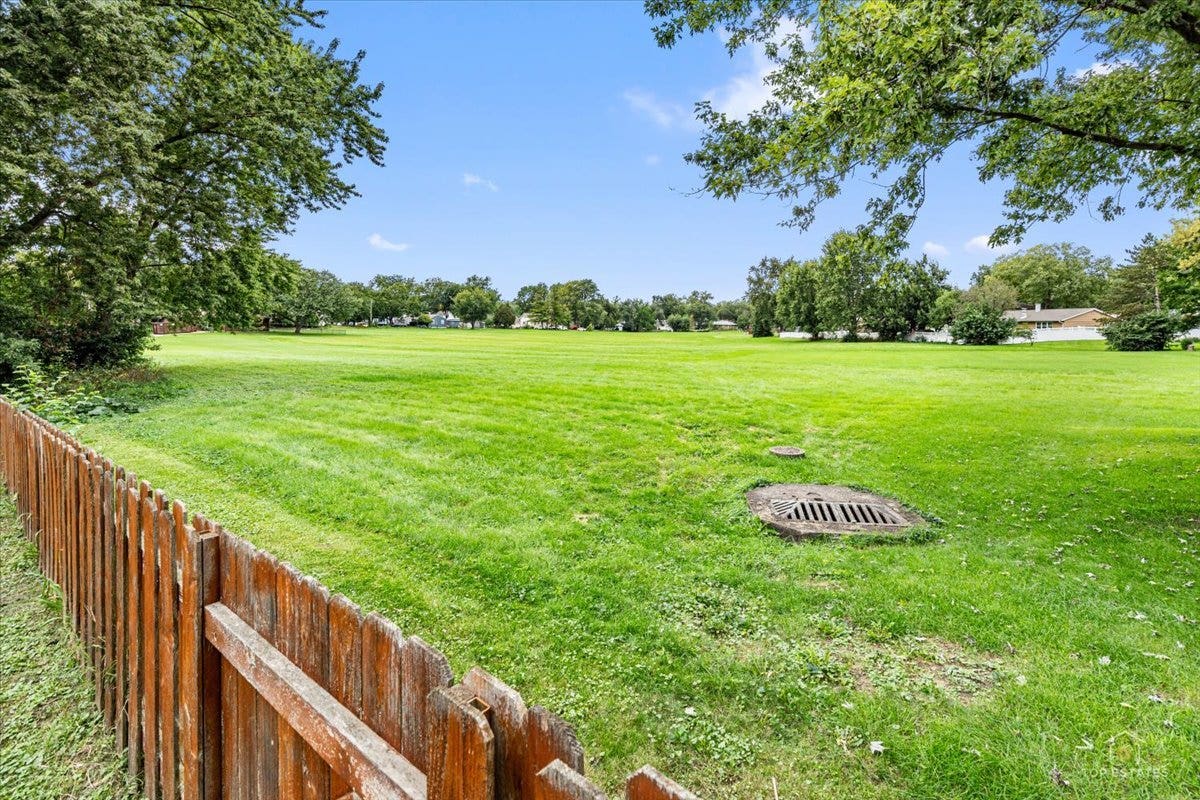 830 Hiawatha Drive, Elgin, IL 60120 830 Hiawatha Drive, Elgin, IL 60120