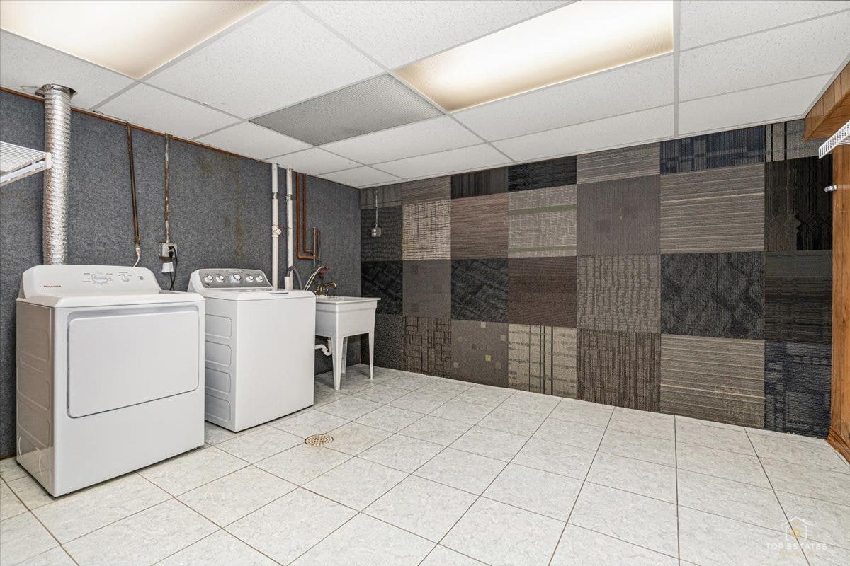 830 Hiawatha Drive, Elgin, IL 60120 830 Hiawatha Drive, Elgin, IL 60120