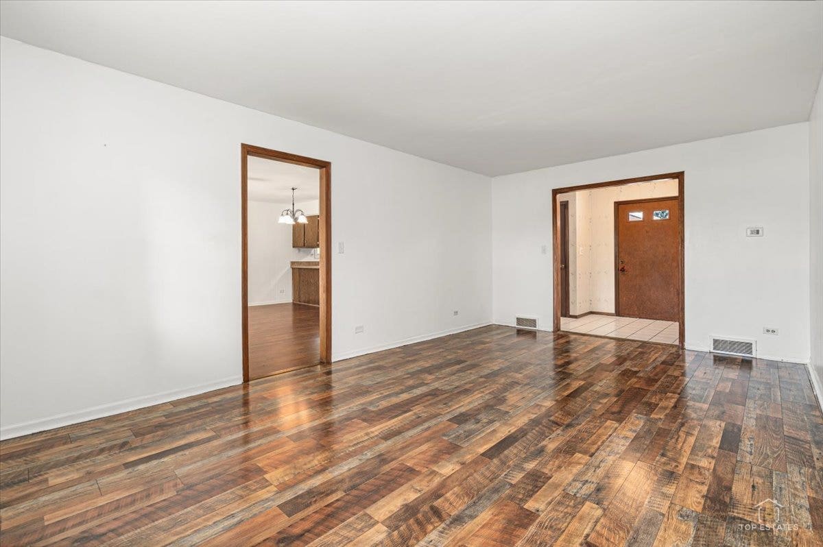 830 Hiawatha Drive, Elgin, IL 60120 830 Hiawatha Drive, Elgin, IL 60120