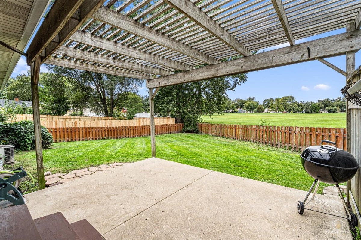 830 Hiawatha Drive, Elgin, IL 60120 830 Hiawatha Drive, Elgin, IL 60120
