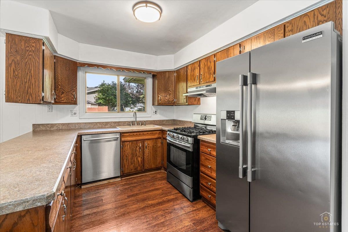 830 Hiawatha Drive, Elgin, IL 60120 830 Hiawatha Drive, Elgin, IL 60120