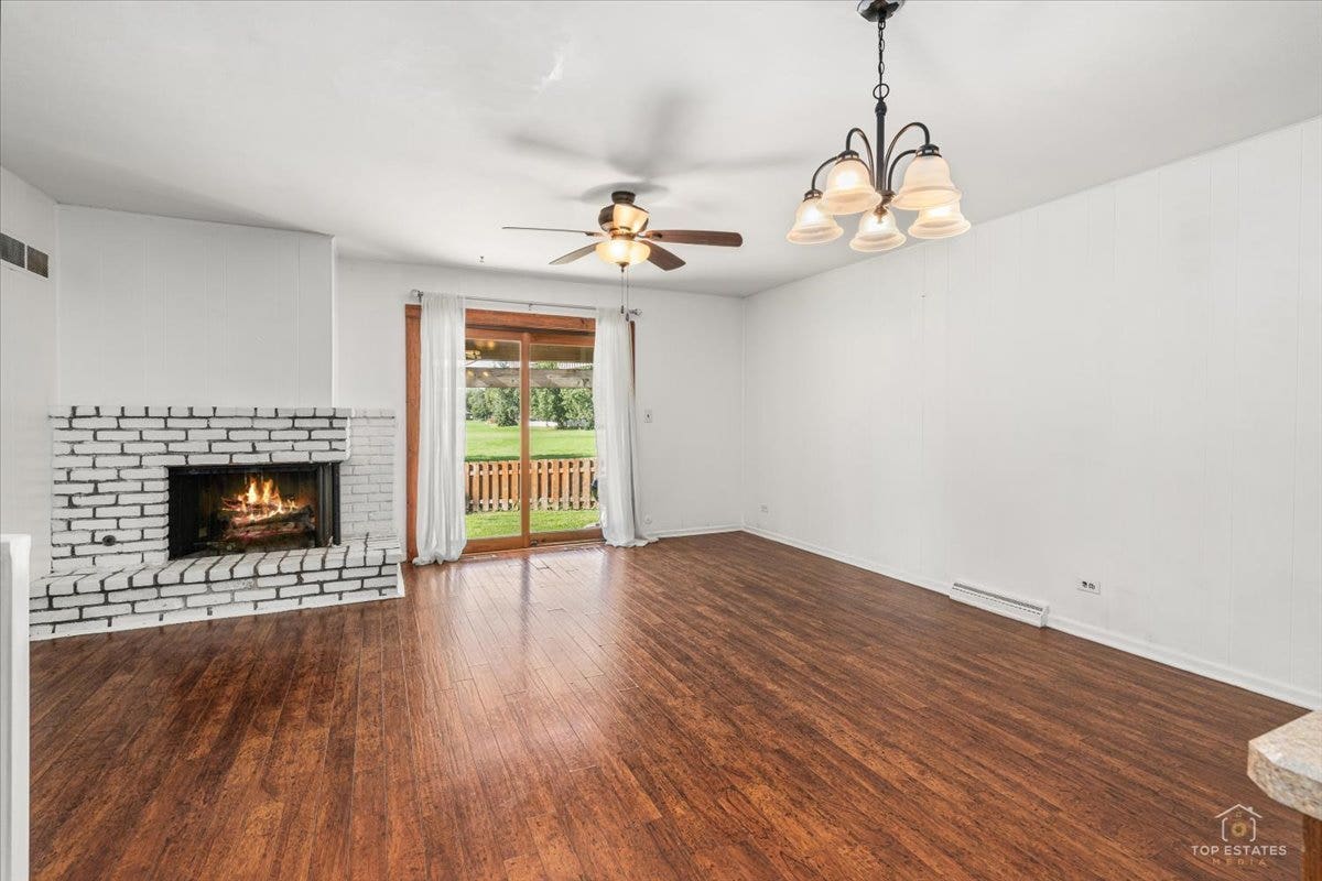 830 Hiawatha Drive, Elgin, IL 60120 830 Hiawatha Drive, Elgin, IL 60120