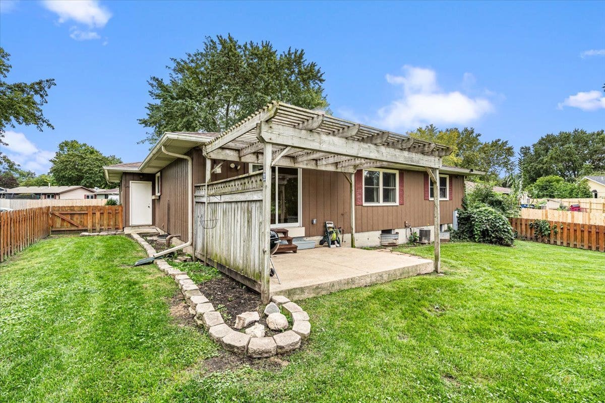 830 Hiawatha Drive, Elgin, IL 60120 830 Hiawatha Drive, Elgin, IL 60120