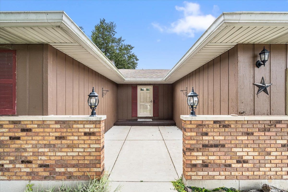 830 Hiawatha Drive, Elgin, IL 60120 830 Hiawatha Drive, Elgin, IL 60120