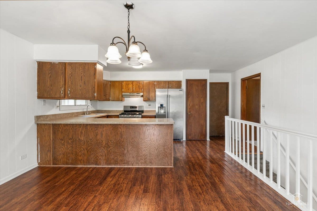830 Hiawatha Drive, Elgin, IL 60120 830 Hiawatha Drive, Elgin, IL 60120