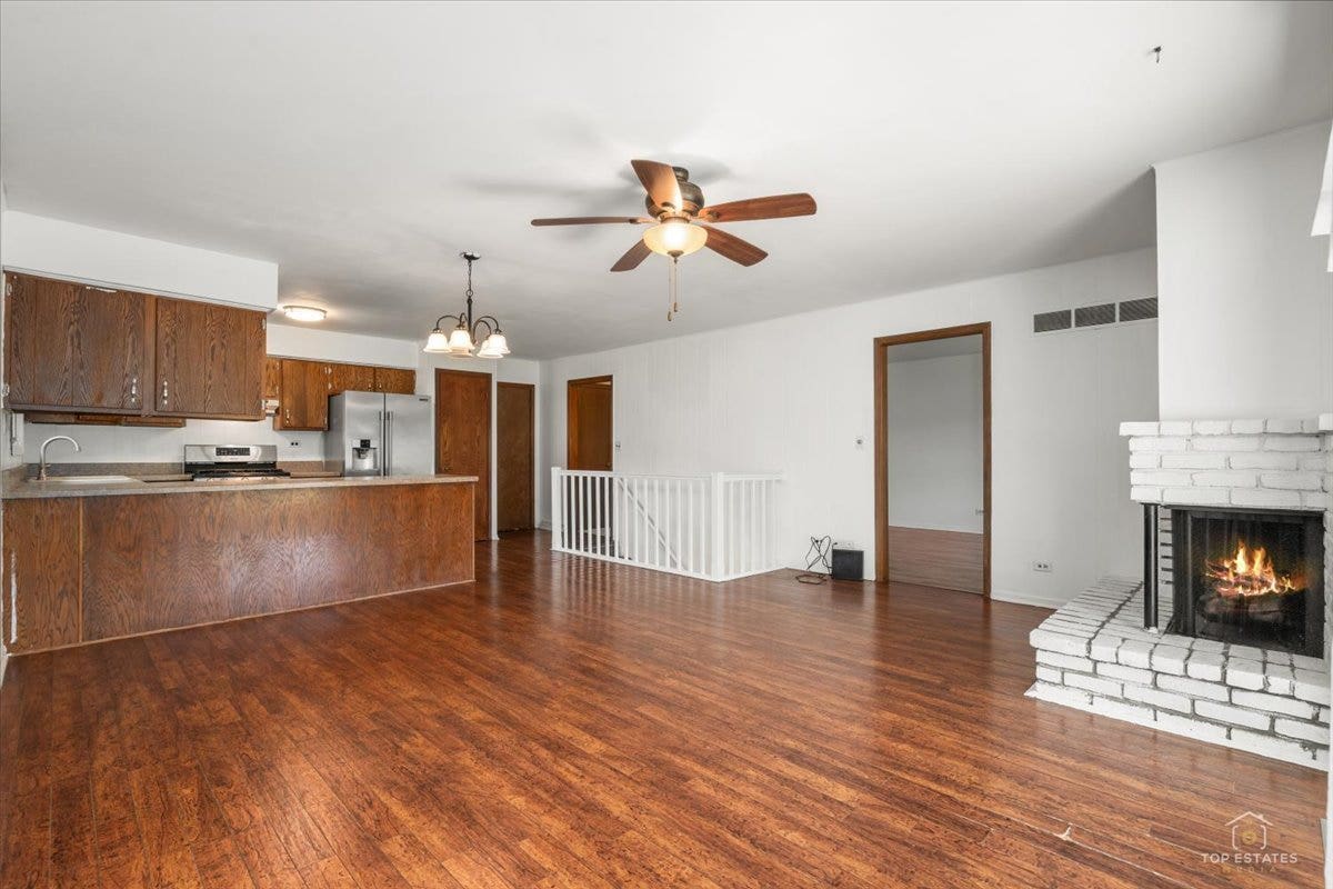 830 Hiawatha Drive, Elgin, IL 60120 830 Hiawatha Drive, Elgin, IL 60120