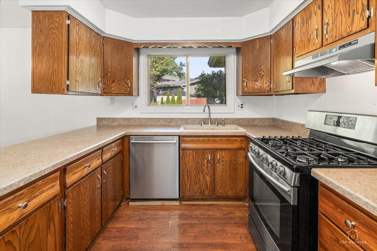 830 Hiawatha Drive, Elgin, IL 60120 830 Hiawatha Drive, Elgin, IL 60120