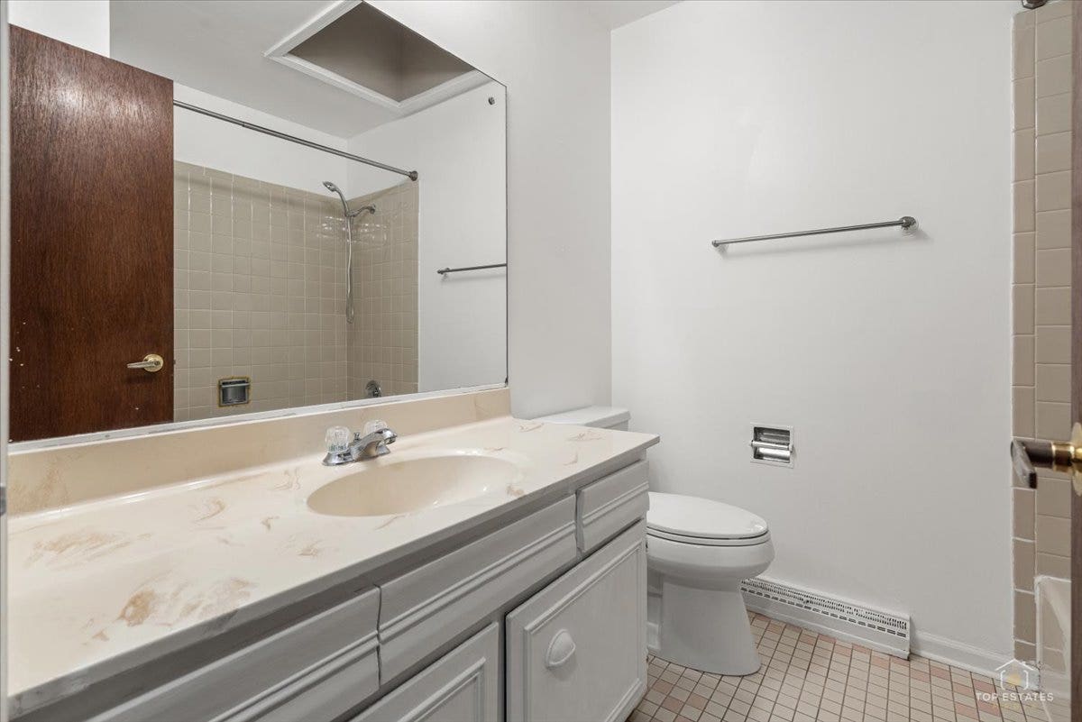 830 Hiawatha Drive, Elgin, IL 60120 830 Hiawatha Drive, Elgin, IL 60120