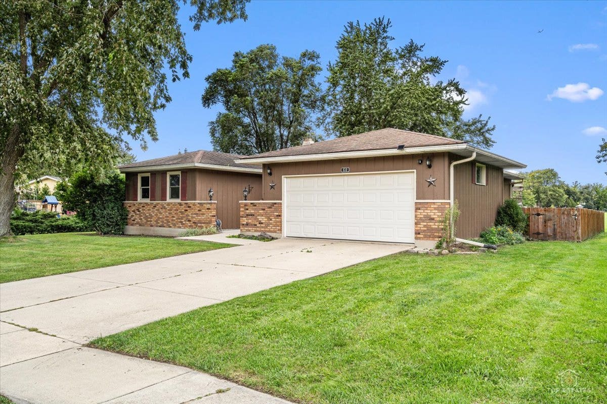 830 Hiawatha Drive, Elgin, IL 60120 830 Hiawatha Drive, Elgin, IL 60120