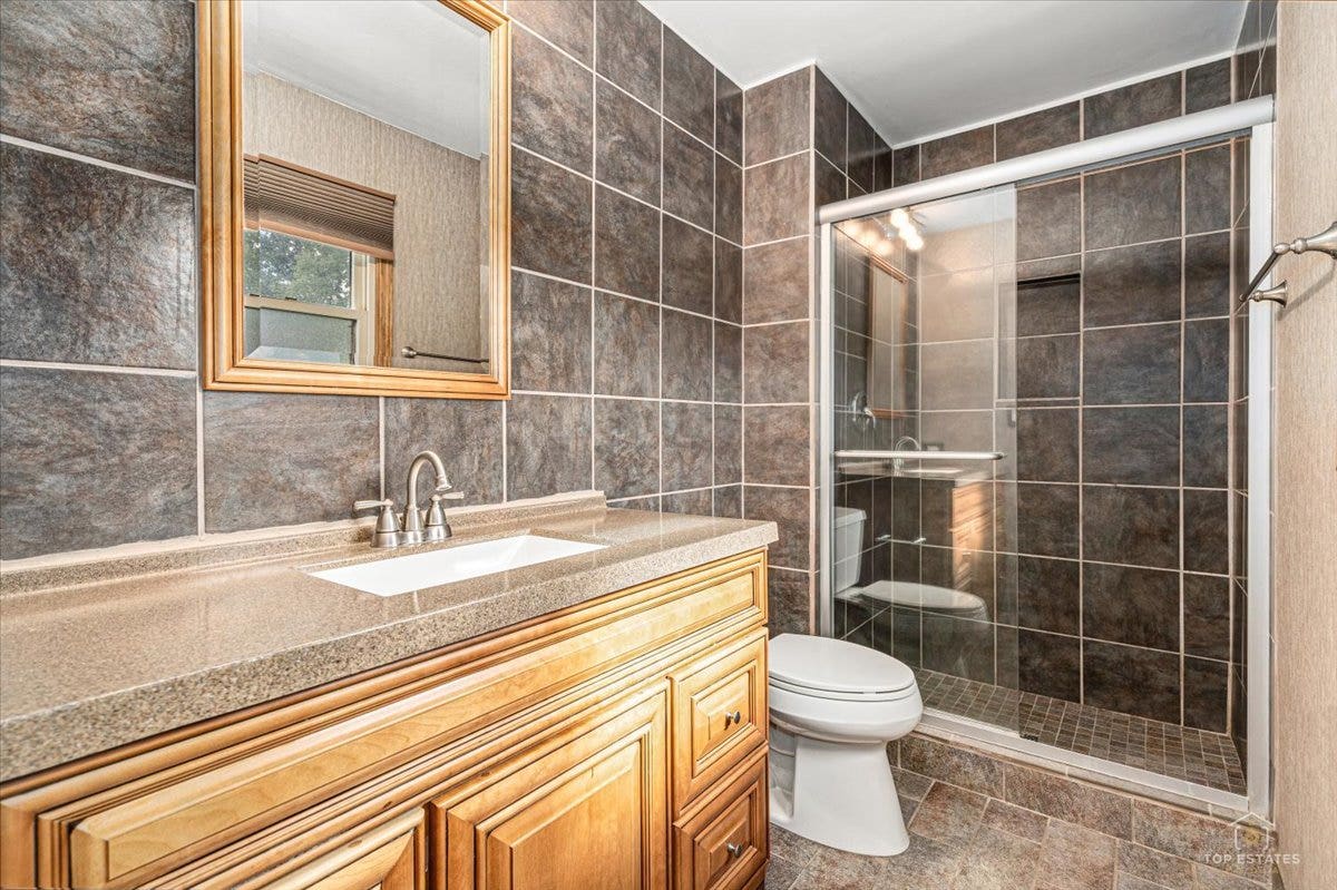 830 Hiawatha Drive, Elgin, IL 60120 830 Hiawatha Drive, Elgin, IL 60120