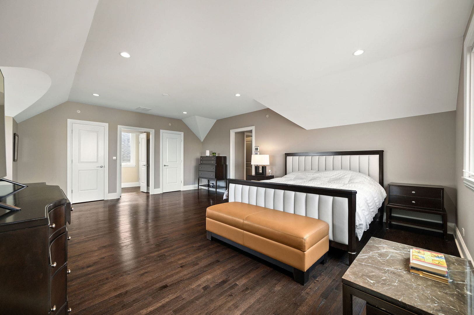 2730 N HARTLAND Court, Chicago, IL 60614