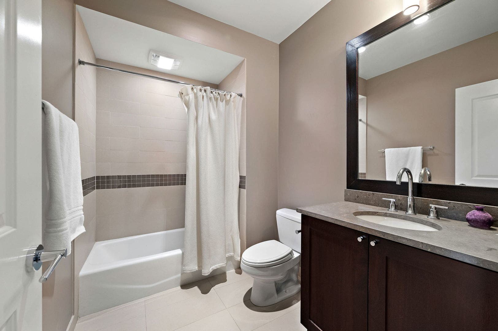 2730 N HARTLAND Court, Chicago, IL 60614