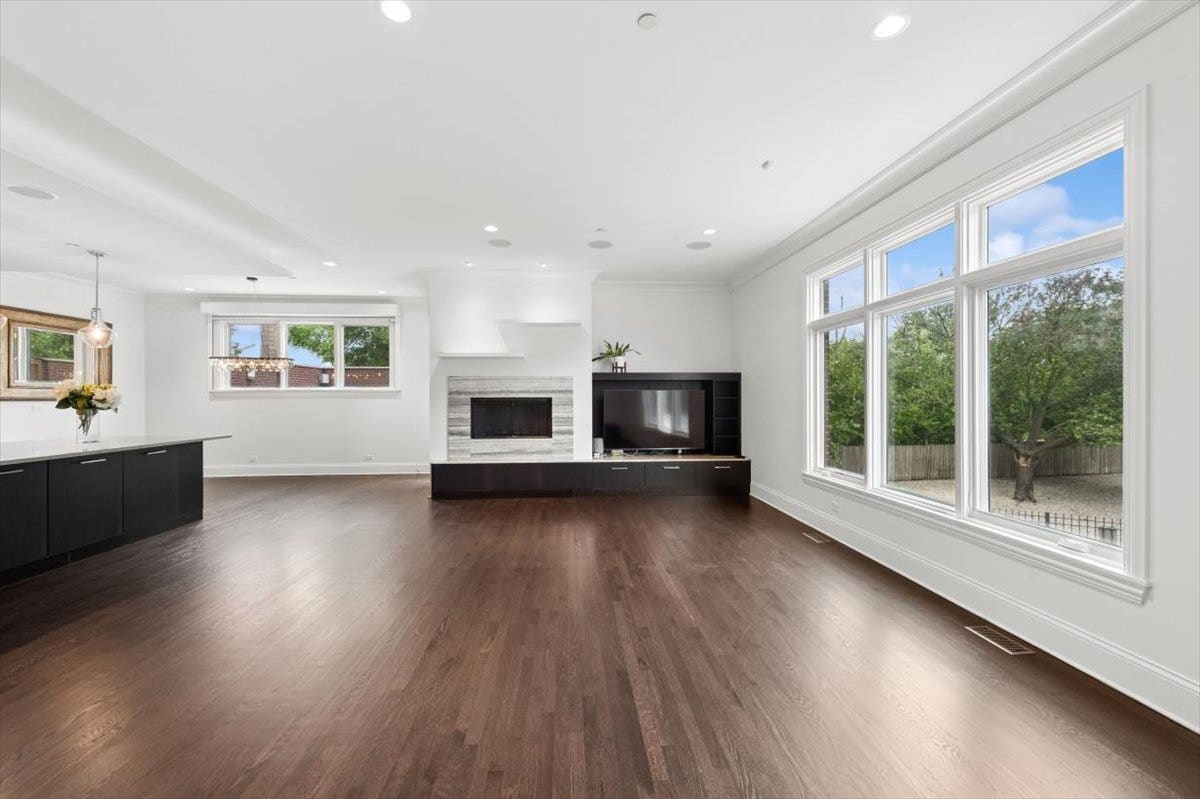 2730 N HARTLAND Court, Chicago, IL 60614