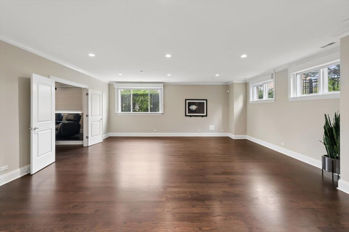 2730 N HARTLAND Court, Chicago, IL 60614