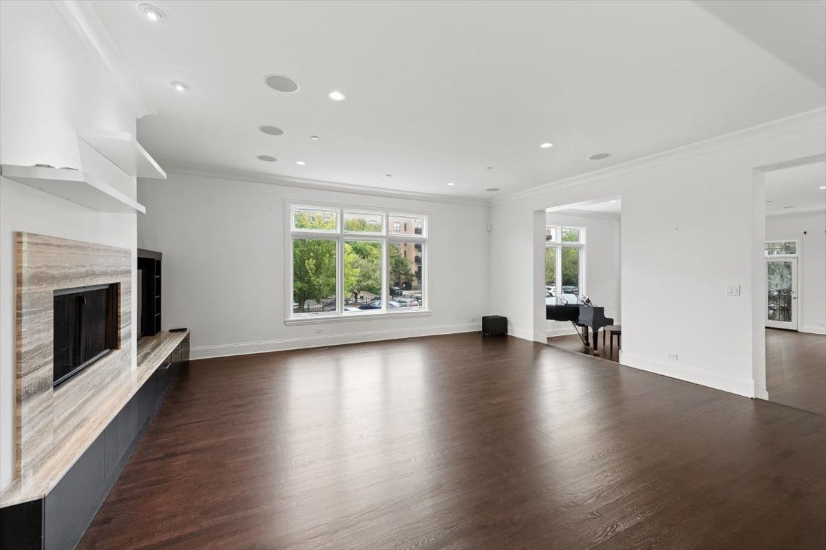 2730 N HARTLAND Court, Chicago, IL 60614