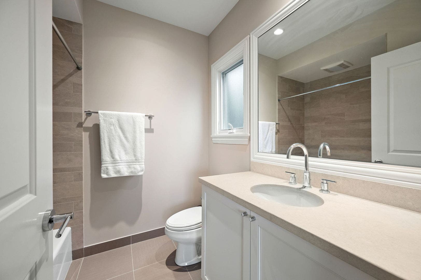 2730 N HARTLAND Court, Chicago, IL 60614