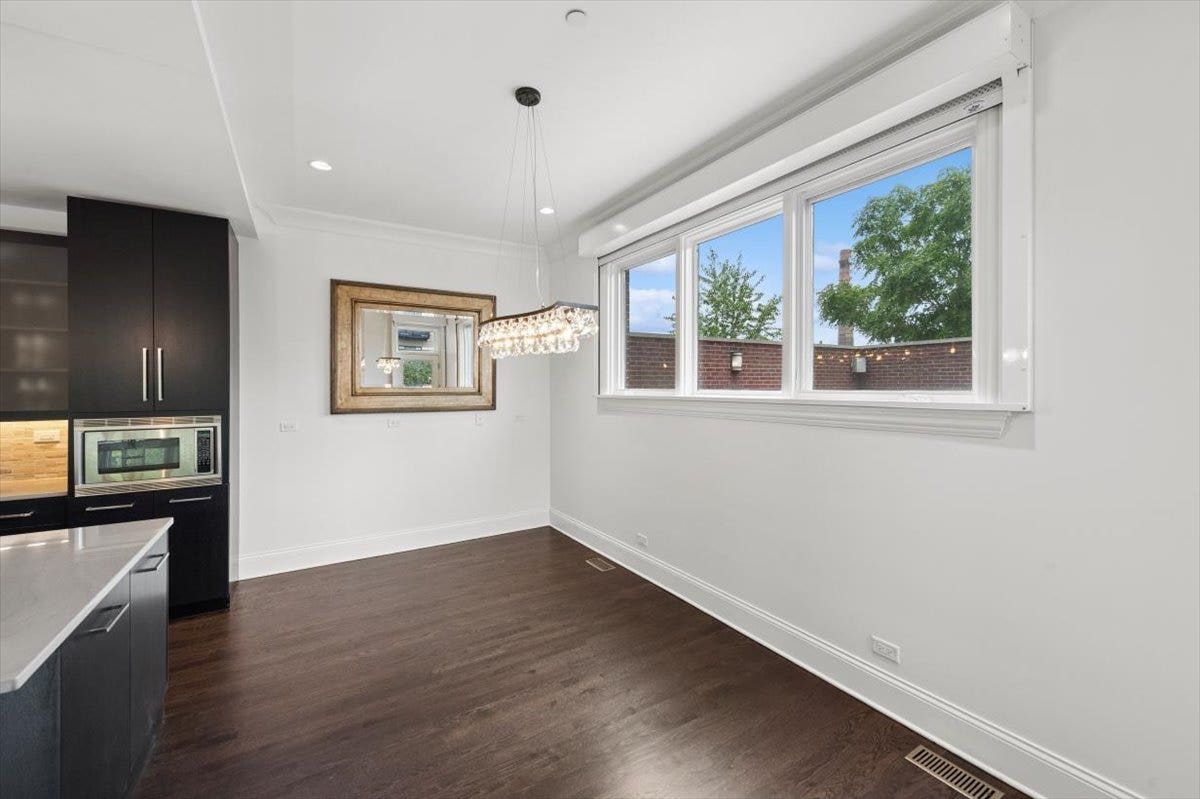 2730 N HARTLAND Court, Chicago, IL 60614