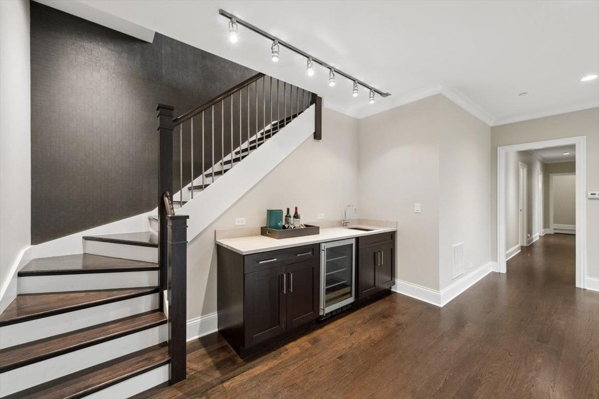 2730 N HARTLAND Court, Chicago, IL 60614
