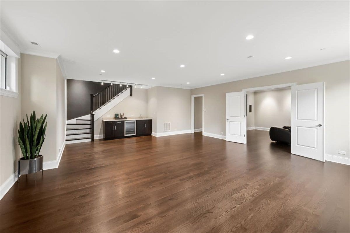 2730 N HARTLAND Court, Chicago, IL 60614