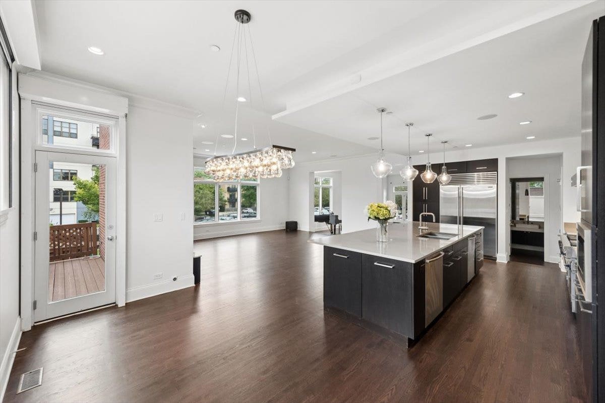 2730 N HARTLAND Court, Chicago, IL 60614