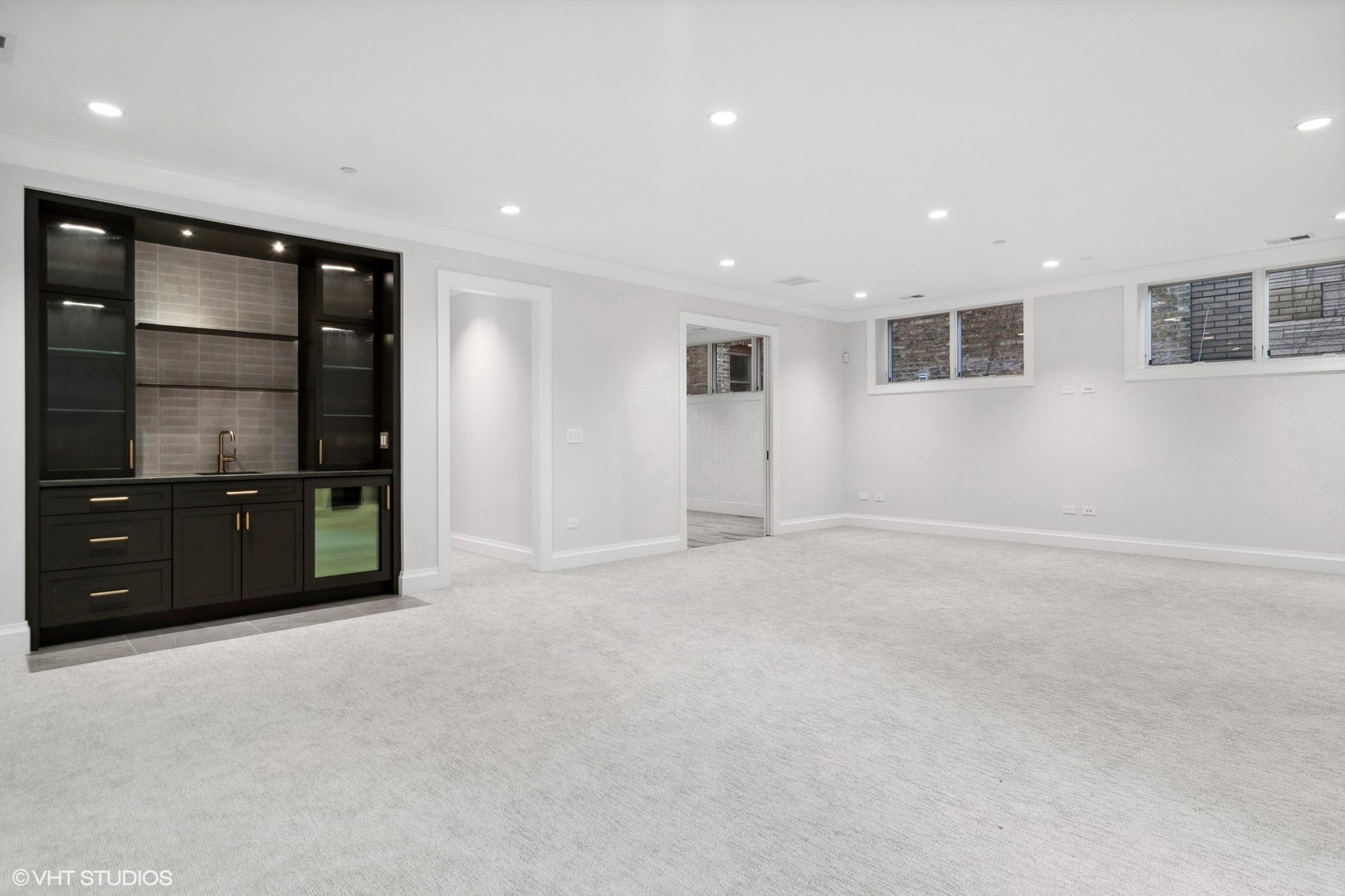 2163 W Windsor Avenue, Chicago, IL 60625 Wet Bar area in Lower Level